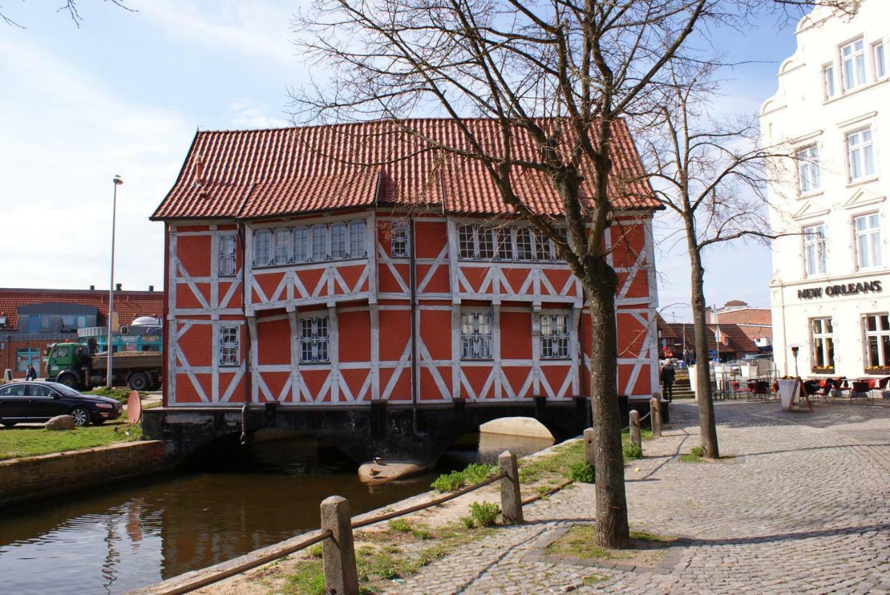 Stadtvilla Bruegemann Mit Terrasse & Parkplatz - Abc136 By AbcWißmar 外观 照片