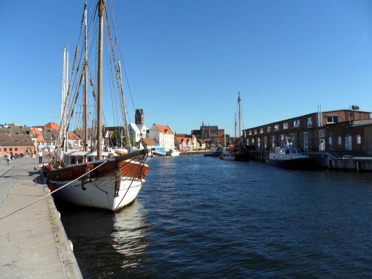Stadtvilla Bruegemann Mit Terrasse & Parkplatz - Abc136 By AbcWißmar 外观 照片